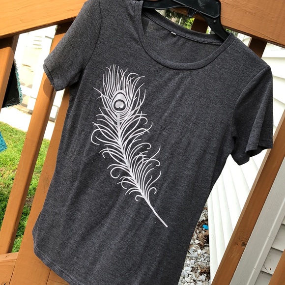 Tops - Feather tee 😍